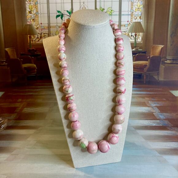 0061 Vintage 50s Hong Kong Swirled Pink & Green Acrylic Graduated Bead Necklace - Picture 1 of 6